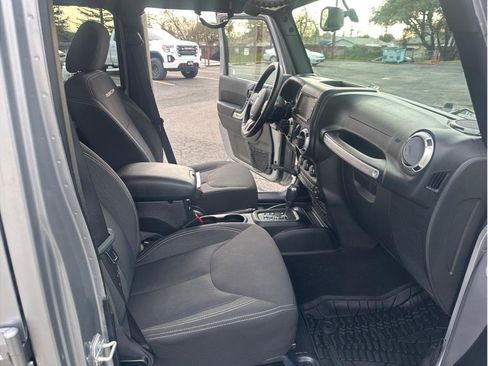 Used 2018 Jeep Wrangler Unlimited Rubicon w/ Connectivity Group image 28