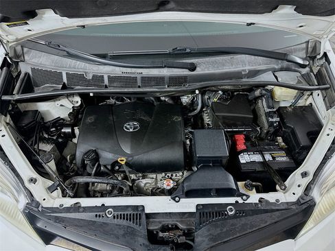Used 2018 Toyota Sienna L image 29