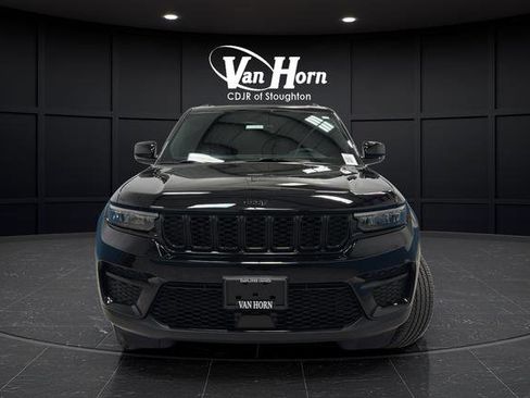 Used 2025 Jeep Grand Cherokee Altitude AWD/4WD image 2