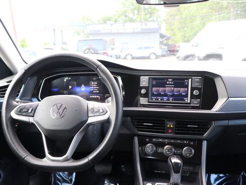 Used 2024 Volkswagen Jetta SE FWD image 17