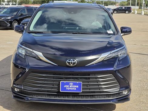 Used 2026 Toyota Sienna XLE FWD image 3