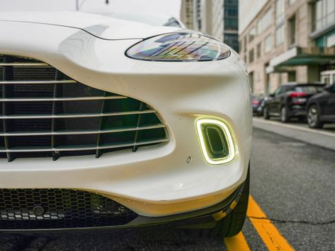 Used 2021 Aston Martin DBX image 64