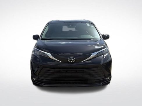 Used 2026 Toyota Sienna XLE FWD image 2