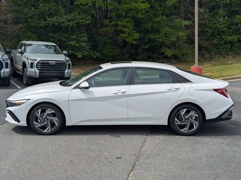 Used 2024 Hyundai Elantra SEL w/ Convenience Package image 4