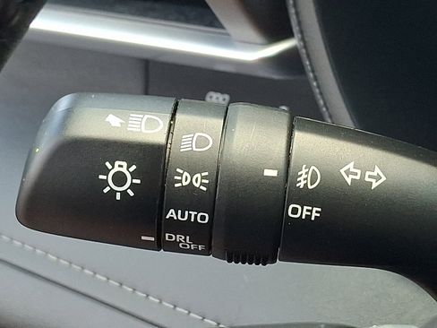 Used 2025 Toyota Highlander LE AWD/4WD image 25