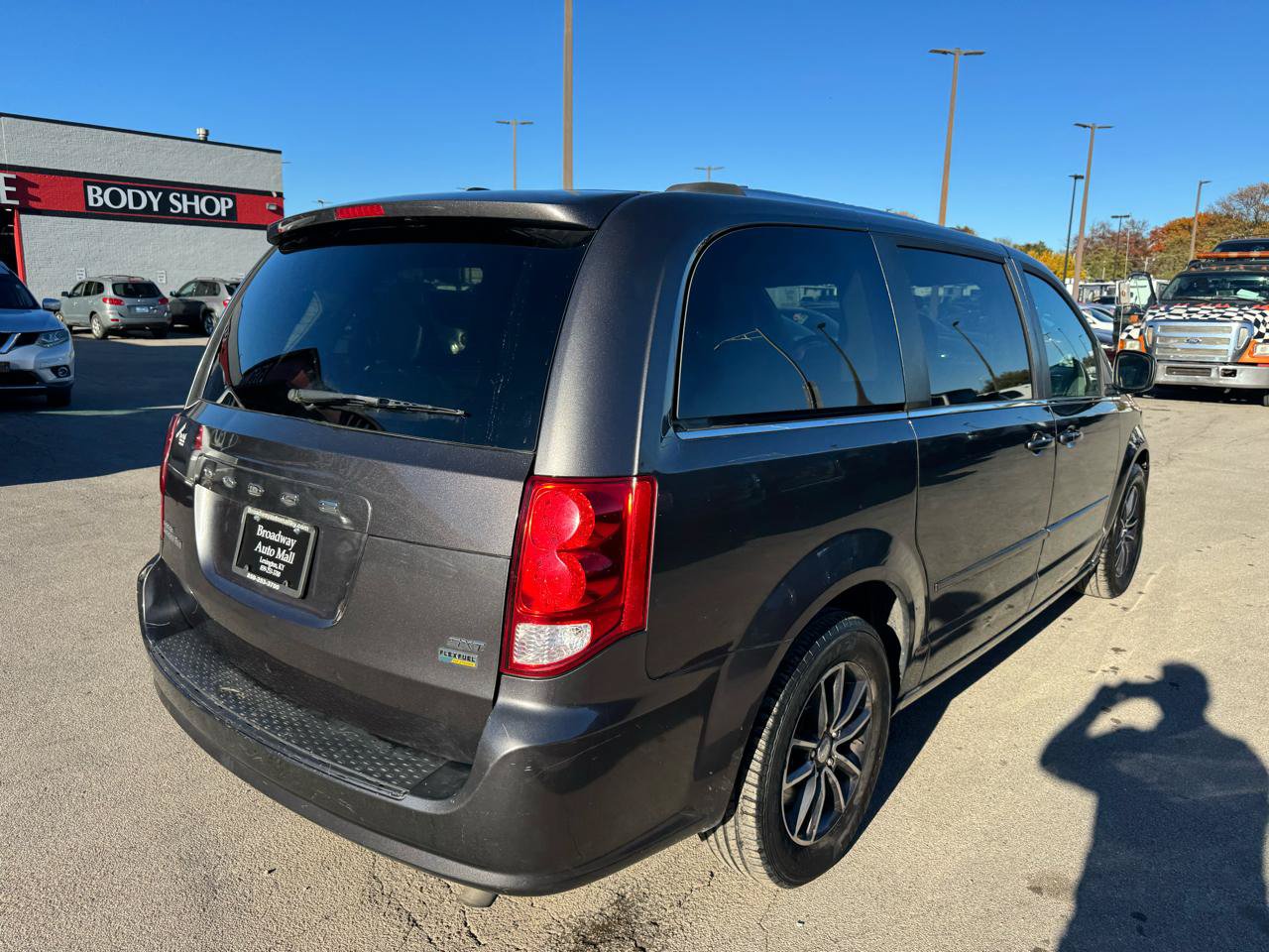 Used 2017 Dodge Grand Caravan SXT FWD image 3