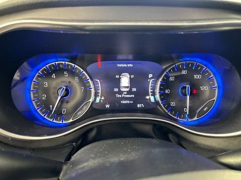 Used 2019 Chrysler Pacifica Limited w/ Tire & Wheel Group FWD image 11