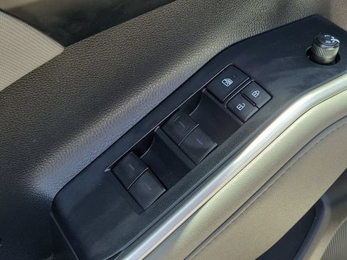 Used 2021 Toyota Highlander LE FWD image 14