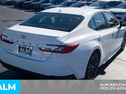 Used 2025 Toyota Camry SE image 6