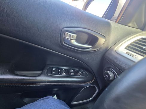 Used 2019 Jeep Compass Latitude FWD image 19