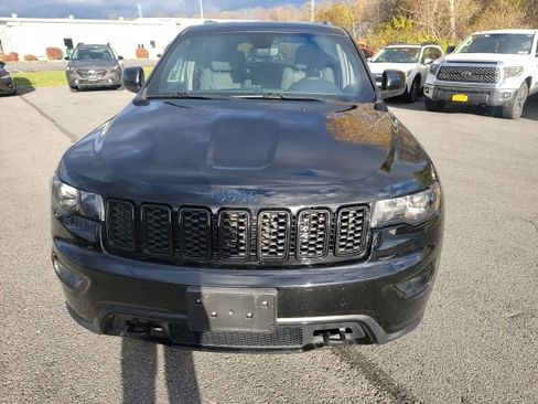 Used 2019 Jeep Grand Cherokee Laredo image 2