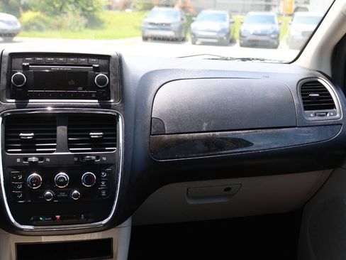 Used 2014 Dodge Grand Caravan SXT FWD image 25