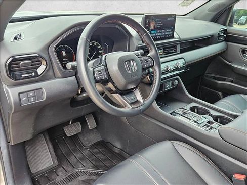 Used 2025 Honda Pilot TrailSport image 10