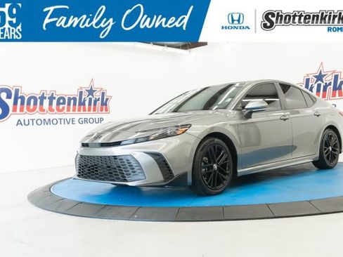 Used 2025 Toyota Camry SE FWD image 1