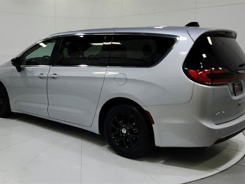 Used 2024 Chrysler Pacifica Touring-L FWD image 41