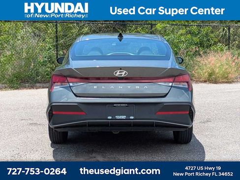 Used 2025 Hyundai Elantra SE FWD image 4