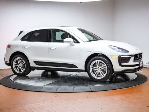Certified 2025 Porsche Macan AWD/4WD image 32