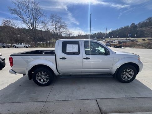 Used 2021 Nissan Frontier SV image 2