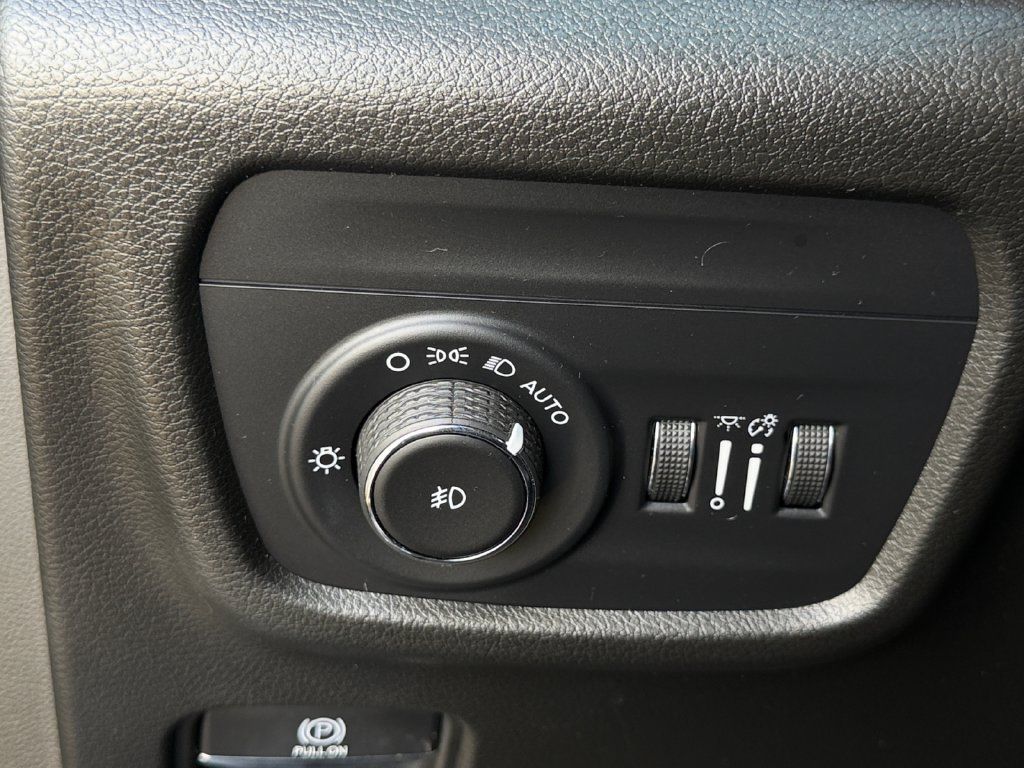 Used 2022 Jeep Grand Cherokee L Overland w/ Advanced Protech Group III RWD image 24