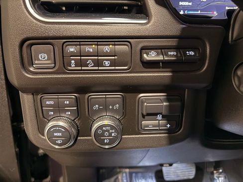 Used 2024 GMC Yukon AT4 w/ AT4 Premium Plus Package AWD/4WD image 18
