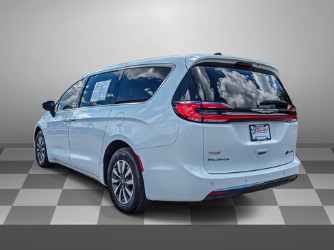 Used 2024 Chrysler Pacifica Limited FWD image 4