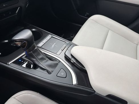 Used 2019 Lexus UX 200 FWD image 13