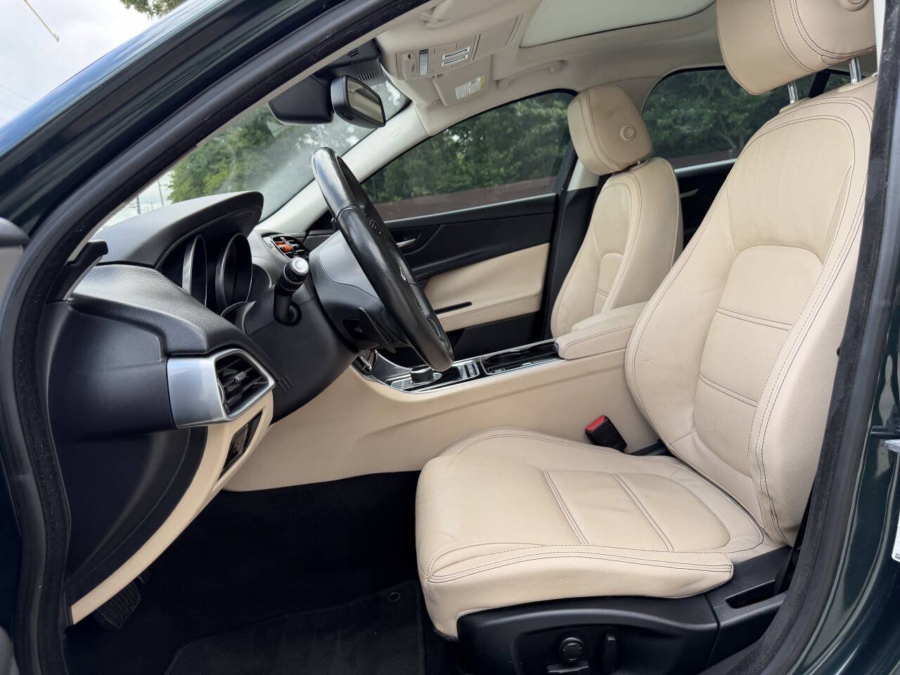 Used 2017 Jaguar XE Prestige RWD image 4