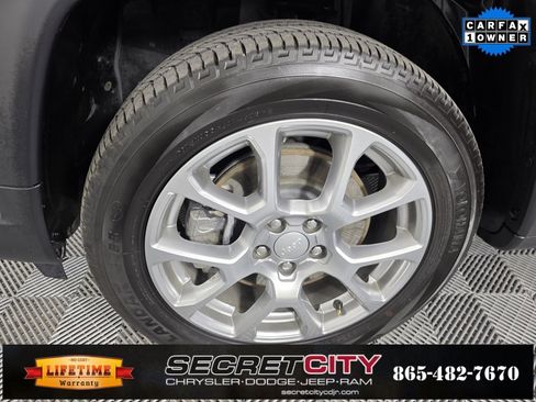 Used 2024 Jeep Compass Latitude w/ Sun and Sound Group image 9