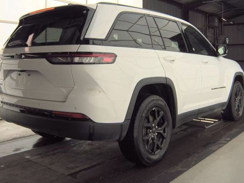 Used 2025 Jeep Grand Cherokee Altitude image 3