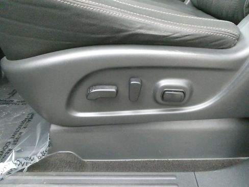 Used 2019 Nissan Titan SV w/ SV Convenience Package image 15