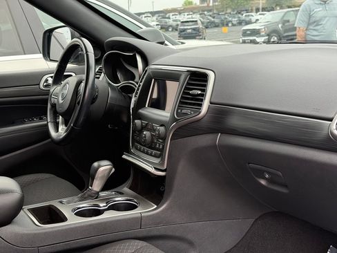 Used 2020 Jeep Grand Cherokee Laredo AWD/4WD image 22