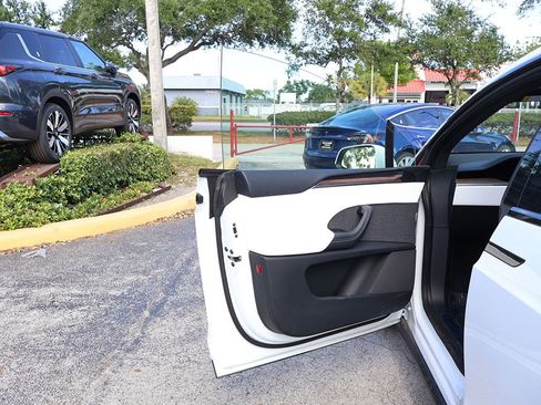 Used 2022 Tesla Model X image 23