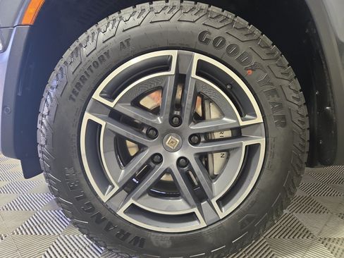 Used 2025 Rivian R1S Adventure AWD/4WD image 9