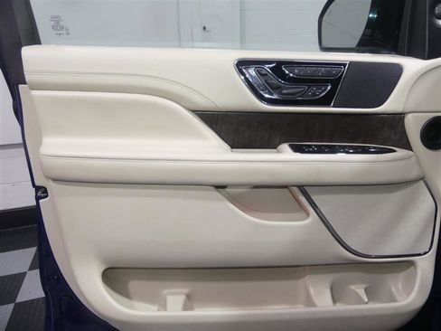 Used 2018 Lincoln Navigator Reserve w/ Technology Package AWD/4WD image 16