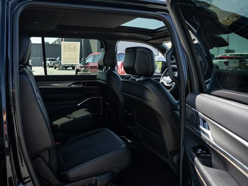 Used 2022 Jeep Wagoneer Series II RWD image 22