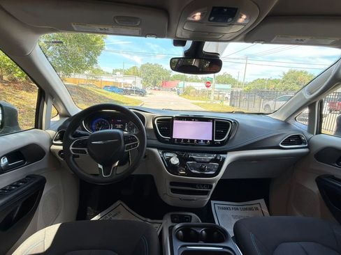 Used 2021 Chrysler Pacifica Touring FWD image 33