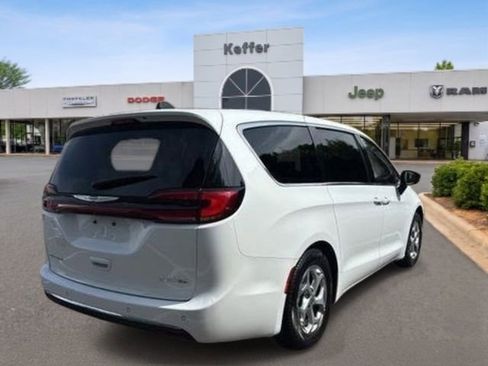 Used 2024 Chrysler Pacifica Limited FWD image 6