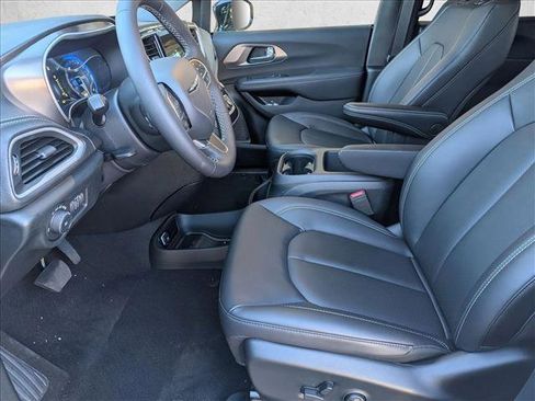 New 2026 Chrysler Pacifica Select image 4
