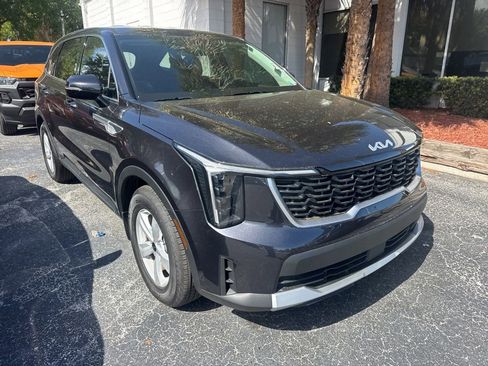 Used 2025 Kia Sorento LX image 3