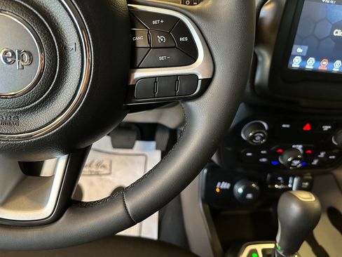 Used 2018 Jeep Renegade Latitude AWD/4WD image 12