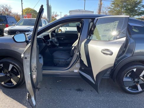 New 2025 Nissan Kicks SR image 16