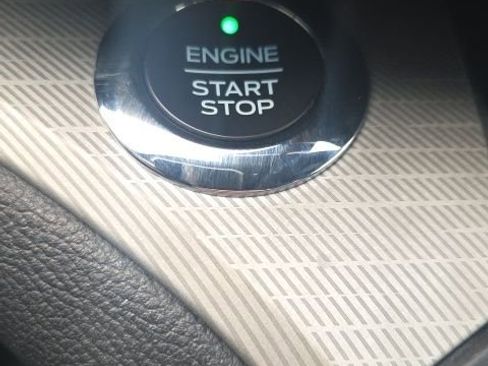 Used 2020 Ford Explorer XLT image 32