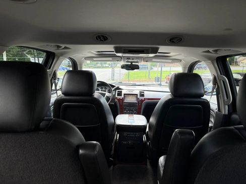 Used 2011 Cadillac Escalade Premium RWD image 25