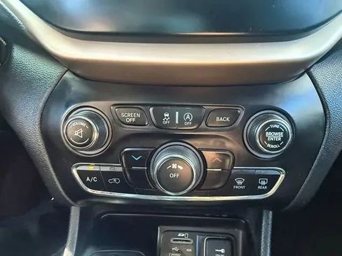 Used 2017 Jeep Cherokee Latitude AWD/4WD image 25