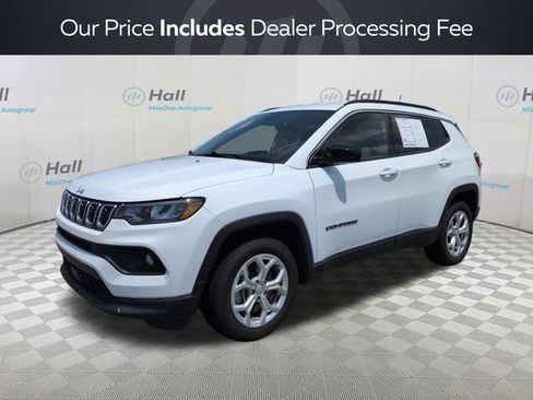 Used 2024 Jeep Compass Latitude AWD/4WD image 1