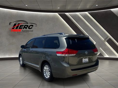 Used 2011 Toyota Sienna XLE w/ XLE Navigation Pkg FWD image 6