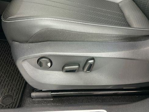 Certified 2023 Volkswagen Tiguan SE R-Line image 17