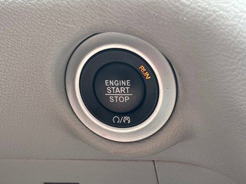 Used 2024 Chrysler Pacifica Touring-L FWD image 26