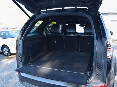 Used 2019 Land Rover Discovery SE image 12