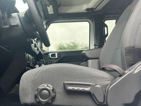 Used 2024 Jeep Gladiator Rubicon AWD/4WD image 8